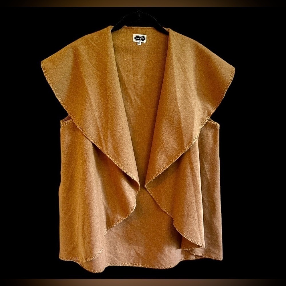 MUDPIE, WOMENS WATERFALL, SLEEVELESS JACKET. SOFT FABRIC IN CAMEL COLOR. SIZE OS
